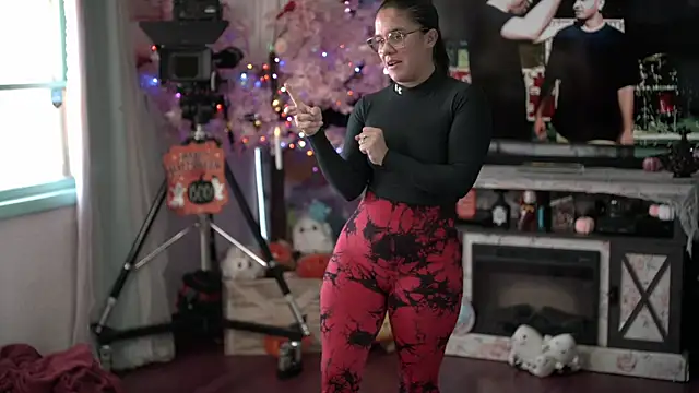 Nikki Torres online show from October 20, 2025, 5:24 pm