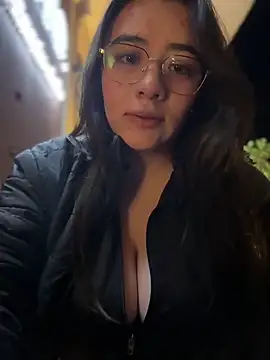 vaneelee online show from April 29, 2026, 3:00 am