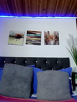 salomexlove 20 online show from April 17, 2026, 7:28 pm