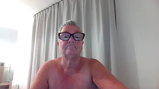 GrannyChrissy68 online show from November 4, 2025, 7:17 pm