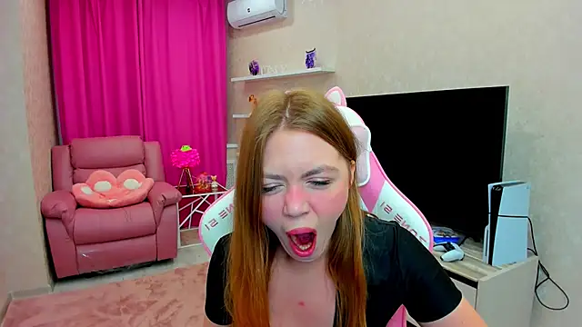 Strawberrye online show from October 17, 2025, 3:32 am