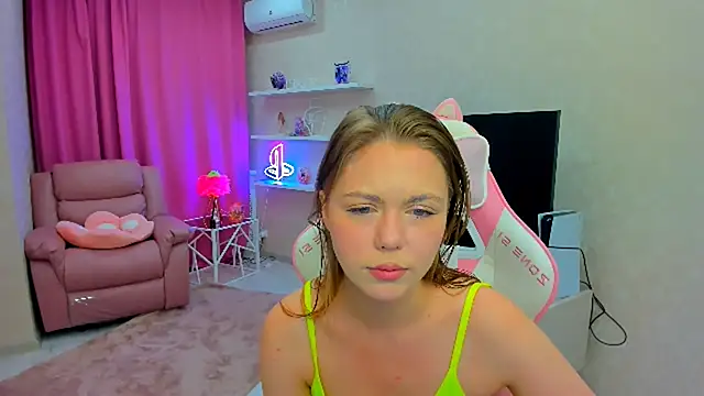 Strawberrye online show from September 28, 2025, 3:35 am