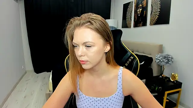 Strawberrye online show from April 17, 2026, 3:31 am