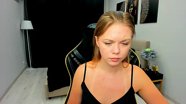 Strawberrye online show from February 13, 2026, 3:17 am