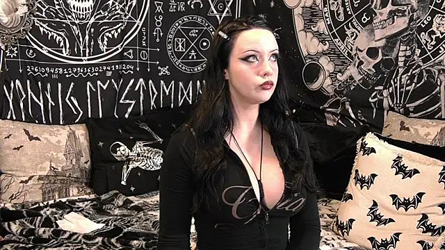 EVILYN online show from May 13, 2026, 6:15 pm