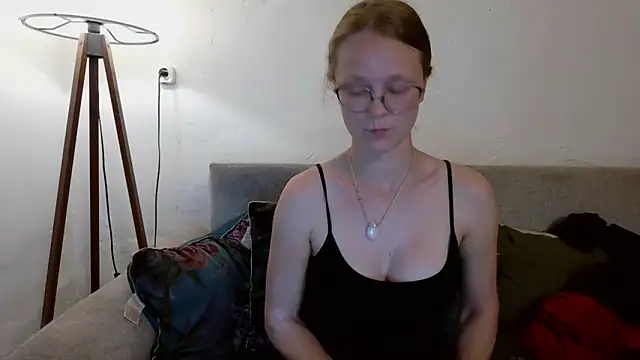Snapshot of little-leni chatting on April 25, 2026, 8:06 pm little-leni online show from April 25, 2026, 8:06 pm