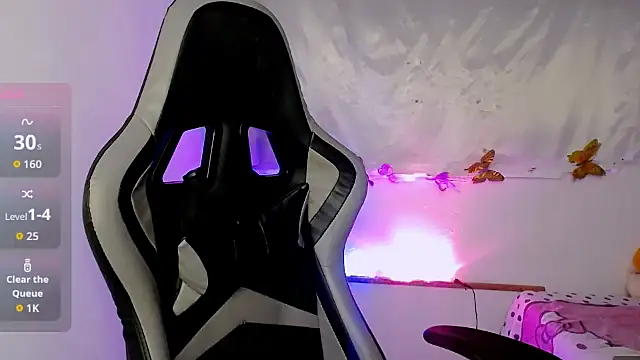 ninatiny online show from November 15, 2025, 9:02 am