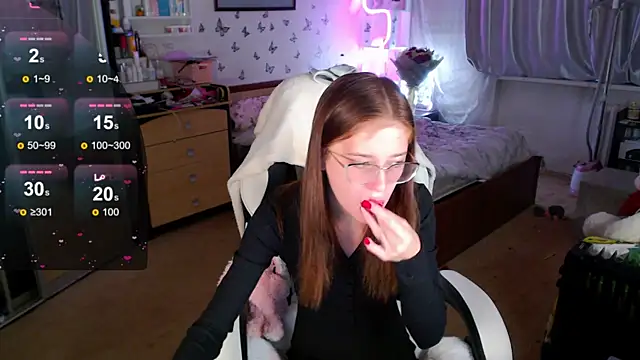 Snapshot of Kira_honeyy chatting on October 9, 2025, 6:03 am Kira honeyy online show from October 9, 2025, 6:03 am