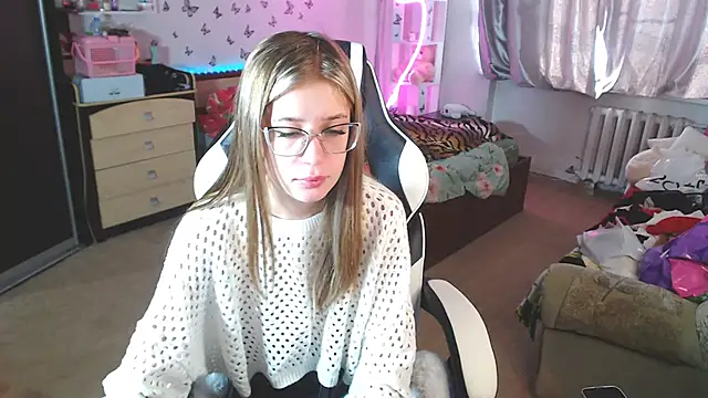 Snapshot of Kira_honeyy chatting on March 6, 2025, 4:52 am Kira honeyy online show from March 6, 2025, 4:52 am