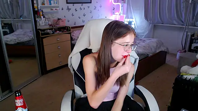 Snapshot of Kira_honeyy chatting on October 8, 2025, 6:04 am Kira honeyy online show from October 8, 2025, 6:04 am