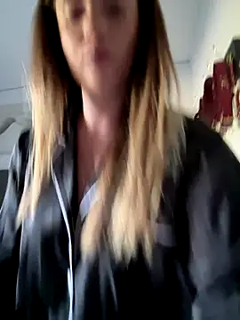 Clara-xoxo online show from September 26, 2025, 8:21 am