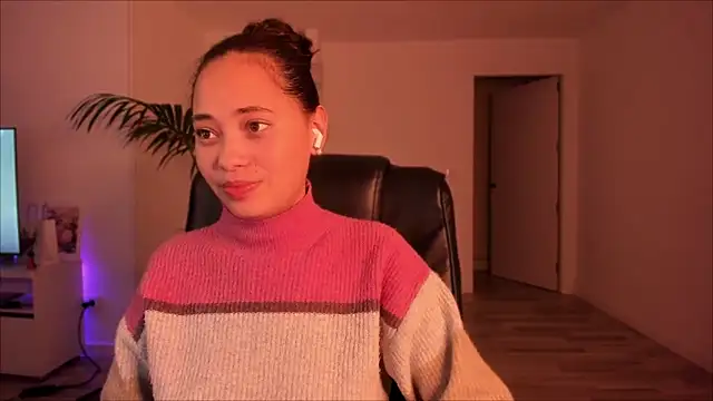 Snapshot of charlottehamilton chatting on December 4, 2025, 10:20 pm charlottehamilton online show from December 4, 2025, 10:20 pm