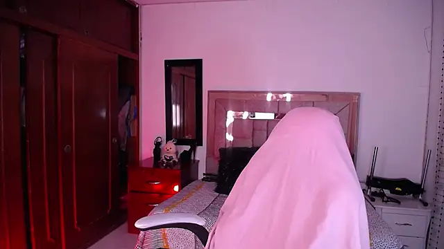 salomecastro  online show from October 24, 2025, 3:38 am