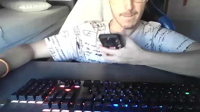 Troycm online show from October 5, 2025, 4:31 pm