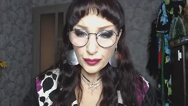 Snapshot of Aziza1 chatting on November 17, 2025, 8:18 am Aziza1 online show from November 17, 2025, 8:18 am