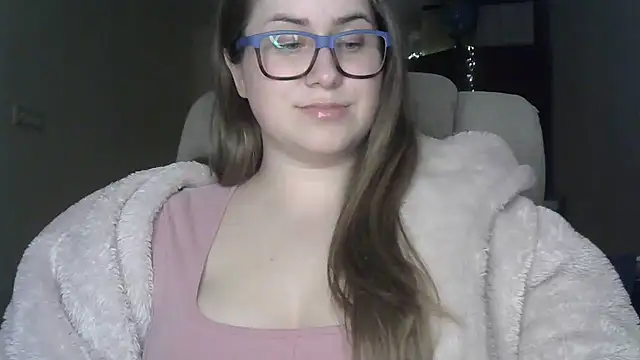 Snapshot of SeasonalSomeone chatting on May 4, 2026, 10:45 pm SeasonalSomeone online show from May 4, 2026, 10:45 pm