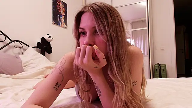 Eziliz online show from May 3, 2026, 6:44 pm