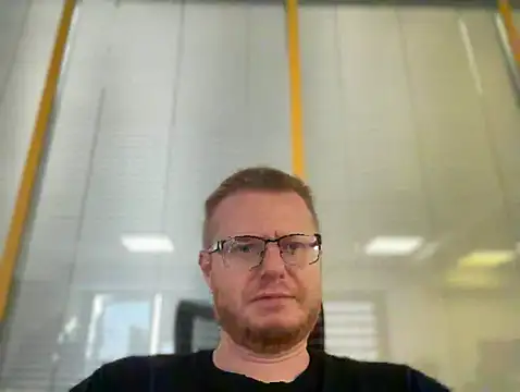 Snapshot of fmodel chatting on October 23, 2025, 9:41 am fmodel online show from October 23, 2025, 9:41 am