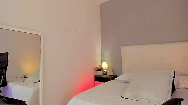 NataliaBuiles online show from November 30, 2025, 6:09 pm