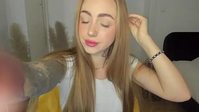 Snapshot of sexyCoralie chatting on March 17, 2026, 7:44 am sexyCoralie online show from March 17, 2026, 7:44 am