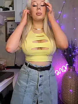 LaraHollywood online show from March 5, 2026, 8:00 am