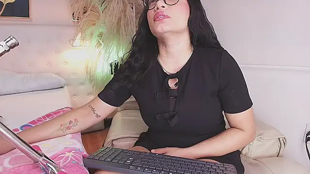 Snapshot of valerie_lya chatting on June 25, 2026, 12:54 pm valerie lya online show from June 25, 2026, 12:54 pm