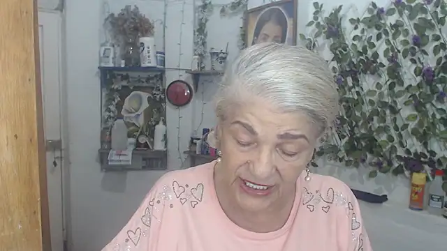 Snapshot of FunnyGrandma chatting on May 6, 2026, 2:04 am FunnyGrandma online show from May 6, 2026, 2:04 am