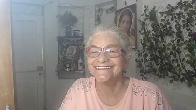 Snapshot of FunnyGrandma chatting on June 6, 2026, 7:08 pm FunnyGrandma online show from June 6, 2026, 7:08 pm