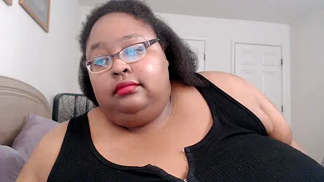 Snapshot of Loves_Aura chatting on May 25, 2026, 12:21 am Loves Aura online show from May 25, 2026, 12:21 am