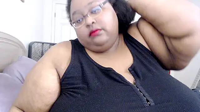 Snapshot of Loves_Aura chatting on June 6, 2026, 12:27 am Loves Aura online show from June 6, 2026, 12:27 am