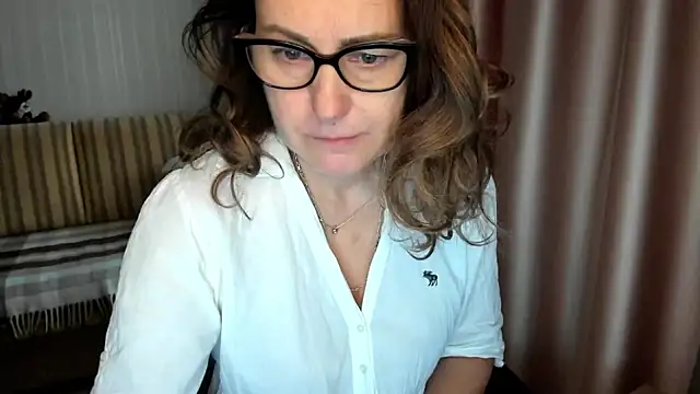 lauraoven online show from December 15, 2025, 10:32 am