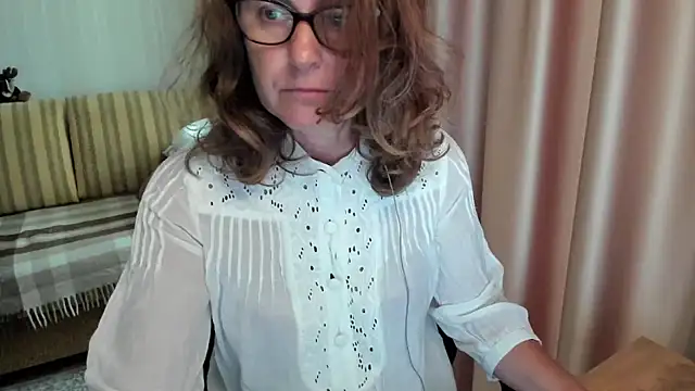 Snapshot of lauraoven chatting on July 3, 2026, 10:00 am lauraoven online show from July 3, 2026, 10:00 am
