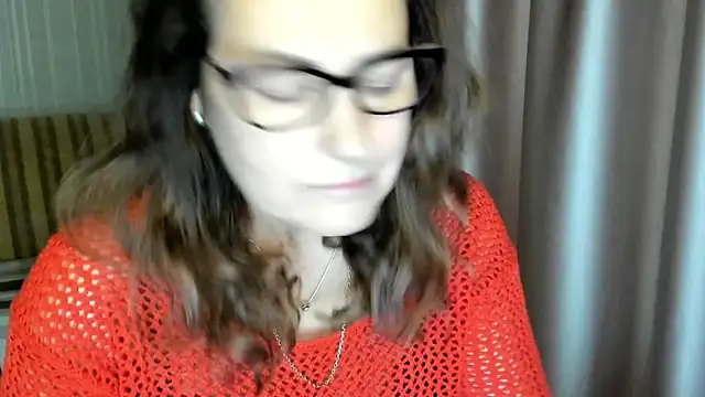 lauraoven online show from November 1, 2025, 7:57 am