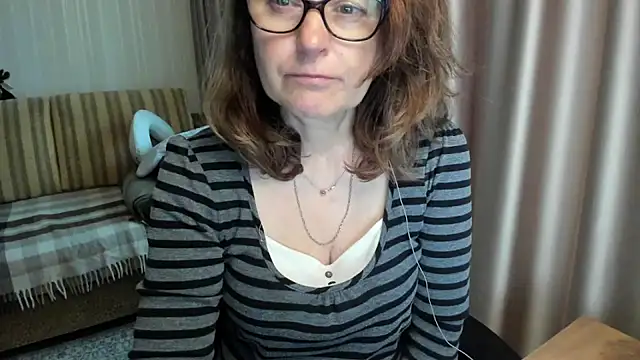 Snapshot of lauraoven chatting on June 3, 2026, 5:17 pm lauraoven online show from June 3, 2026, 5:17 pm