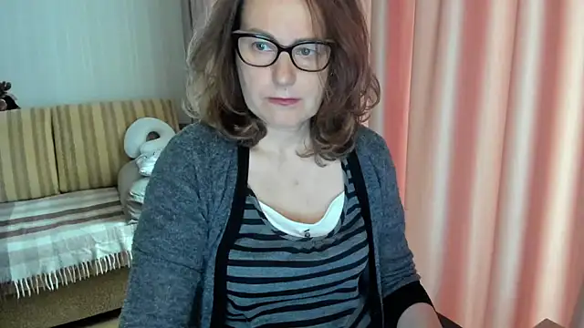 Snapshot of lauraoven chatting on May 7, 2026, 7:56 am lauraoven online show from May 7, 2026, 7:56 am