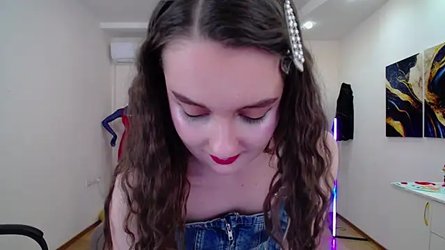 Snapshot of CloudGrace chatting on February 25, 2025, 12:25 am CloudGrace online show from February 25, 2025, 12:25 am
