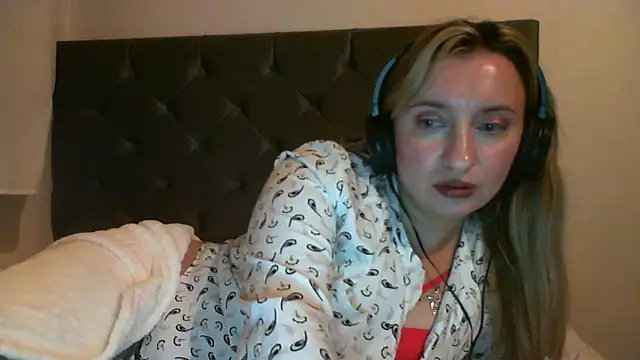 SusanCurt online show from November 9, 2025, 10:36 pm