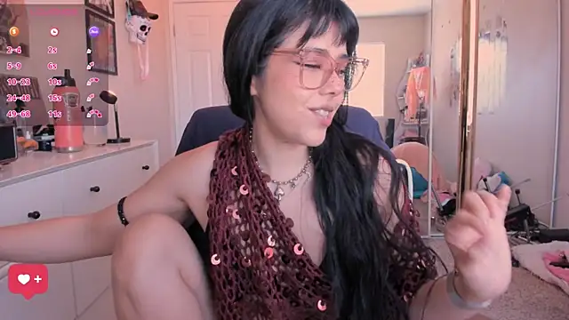 Snapshot of Evie-Luna chatting on April 19, 2026, 12:33 am Evie-Luna online show from April 19, 2026, 12:33 am
