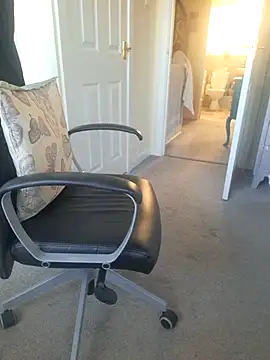 Snapshot of Emily_English57 chatting on December 2, 2025, 9:33 am Emily English57 online show from December 2, 2025, 9:33 am