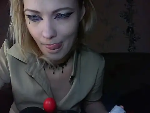 WildMissNiks online show from June 19, 2026, 7:47 am