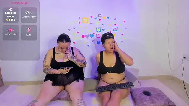 MiaYMolly online show from April 3, 2026, 2:40 am