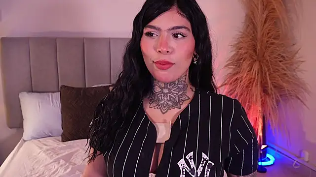 curvyliciousss online show from December 5, 2025, 5:44 pm