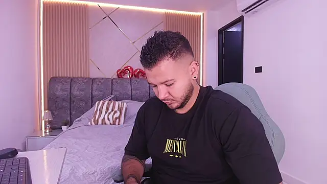 Snapshot of mister_miike chatting on February 28, 2026, 3:06 am mister miike online show from February 28, 2026, 3:06 am