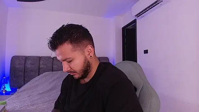 Snapshot of mister_miike chatting on February 1, 2026, 3:05 am mister miike online show from February 1, 2026, 3:05 am