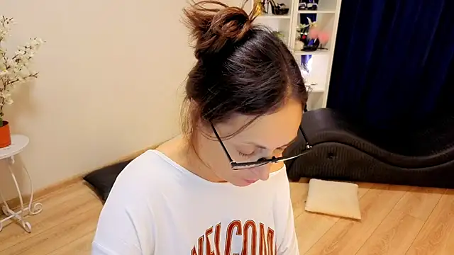 Snapshot of CaringSophie chatting on February 27, 2026, 1:44 pm CaringSophie online show from February 27, 2026, 1:44 pm