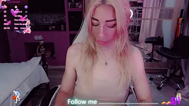 Snapshot of AnnieGOld_ chatting on July 29, 2026, 7:35 pm AnnieGOld online show from July 29, 2026, 7:35 pm