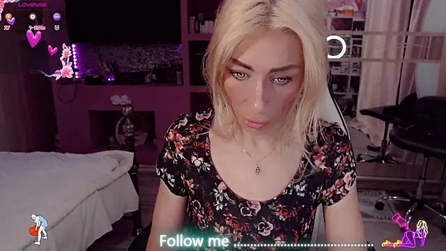 Snapshot of AnnieGOld_ chatting on July 19, 2026, 8:16 pm AnnieGOld online show from July 19, 2026, 8:16 pm