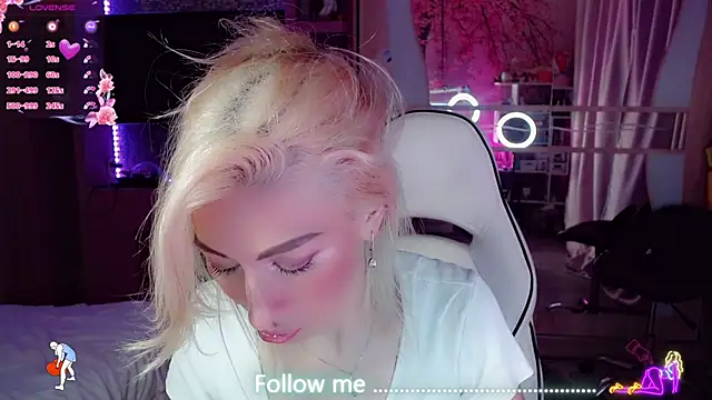 Snapshot of AnnieGOld_ chatting on July 17, 2026, 8:50 pm AnnieGOld online show from July 17, 2026, 8:50 pm