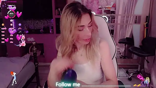 Snapshot of AnnieGOld_ chatting on July 4, 2026, 10:14 pm AnnieGOld online show from July 4, 2026, 10:14 pm