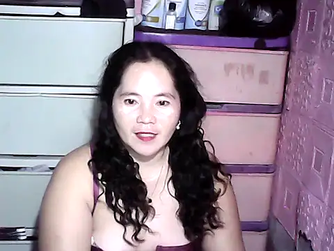 hotpusie 4u online show from December 16, 2025, 1:04 pm